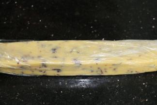 整形，长方体、圆柱体，随个人喜好，整形好放入冰箱冷冻1小时