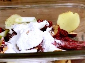 淀粉拌匀腌制入味