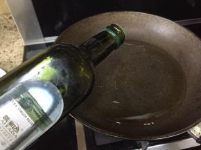 热锅，放入食用油；