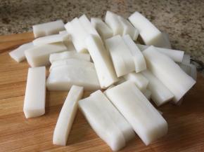 年糕，切成条状；清洗下，去浮尘；