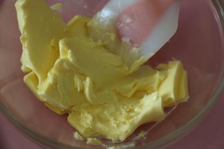 黄油室温软化至轻按有坑，但也不要过于软了。