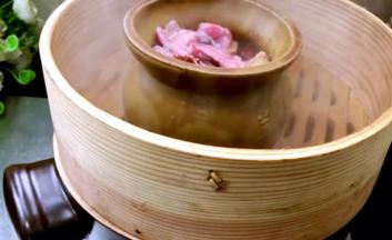 将装有鹌鹑的蒸碗放入开水锅中蒸熟