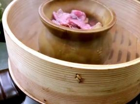 将装有鹌鹑的蒸碗放入开水锅中蒸熟