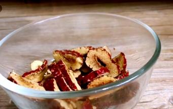 生姜、大葱、红枣洗净分别切成片和段