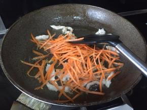 下入胡萝卜，翻炒，出红汁；