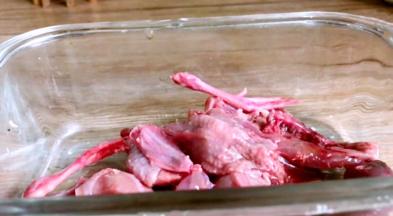 将鹌鹑洗净后切成块