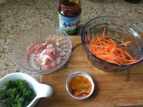 准备好各种食材；