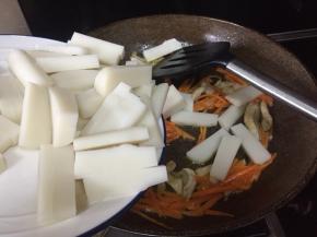 倒入年糕，翻炒；