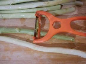 芦笋用刨子剥掉底部的硬皮。
