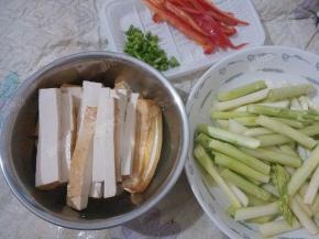 芦笋、香干切条，红椒切丝，葱切末。
