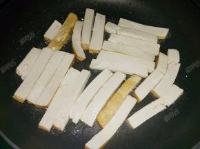 放入香干。