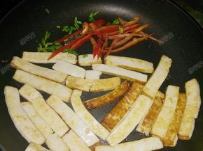 然后放入红椒丝和葱末。