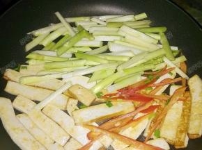 放入芦笋。