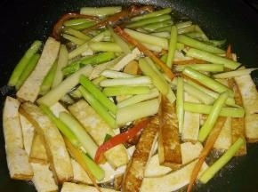 沿锅边淋入少量水焖两分钟。