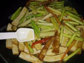 加入鸡精调味即可出锅。