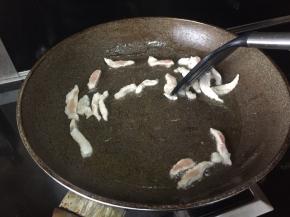 放入肉丝，翻炒，变色；