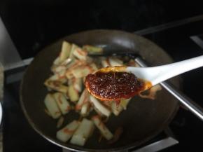 再调入香菇小酱，翻炒；