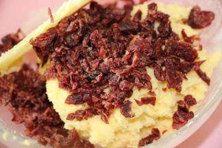 倒入蔓越莓干碎