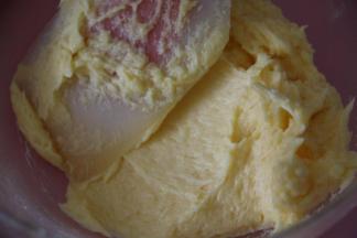 搅拌至黄油完全吸收蛋液，不要出现油水分离