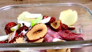 放入鹌鹑碗里，加入料酒、盐