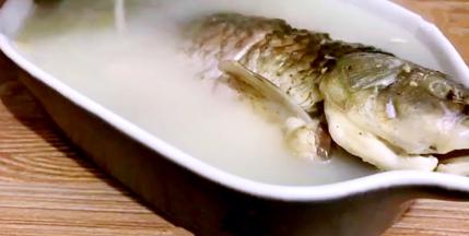 将鲫鱼带汤装入碗内即可食用