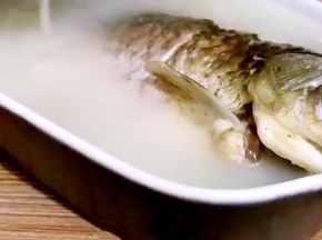 将鲫鱼带汤装入碗内即可食用