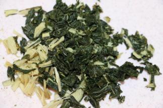 菜干泡好后沥干水，切小段，