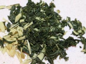 菜干泡好后沥干水，切小段，
