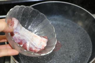 展肉腌制好后烧一锅开水，把展肉放入煮至无血水