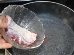 展肉腌制好后烧一锅开水，把展肉放入煮至无血水