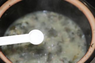 继续熬煮20分钟，加入盐，大火再烧1分钟即可