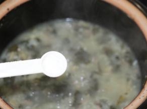 继续熬煮20分钟，加入盐，大火再烧1分钟即可