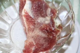 展肉洗干净沥干水，放入盐和油抹均匀，腌制1小时