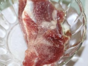 展肉洗干净沥干水，放入盐和油抹均匀，腌制1小时