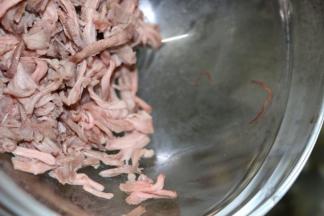 熬煮30分钟后加入肉丝转中火熬开后转小火