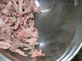 熬煮30分钟后加入肉丝转中火熬开后转小火
