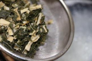 粥烧开后放入菜干，烧开后转最小火