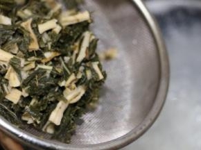 粥烧开后放入菜干，烧开后转最小火