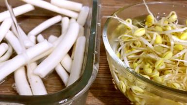 将黄豆芽、通草洗净