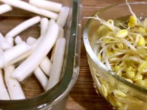 将黄豆芽、通草洗净