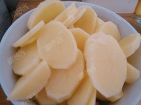 将土豆切成块入蒸锅蒸至熟