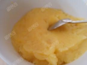 然后取出用勺子压成土豆泥