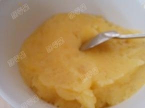 然后取出用勺子压成土豆泥