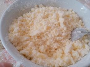 土豆泥种加入淀粉，慢慢搓成松散的颗粒状