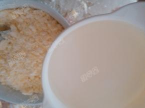 将沸水淋入土豆粉中