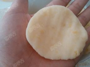 粉团和豆沙分成若干份，取一份粉团压扁