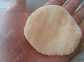 粉团和豆沙分成若干份，取一份粉团压扁