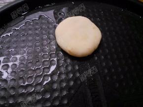 做好的土豆饼生僻生坯放入电饼铛