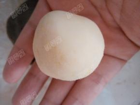 将豆沙包起来压扁做成小饼