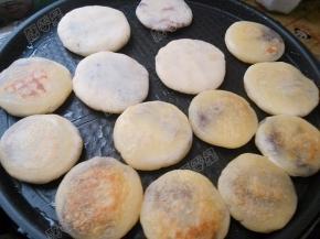 煎至两面微黄呈透明状即可